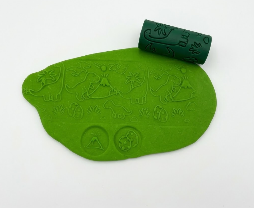Rouleau à pâte à modeler – Dinosaure 🦕 (motif continu + empreintes)