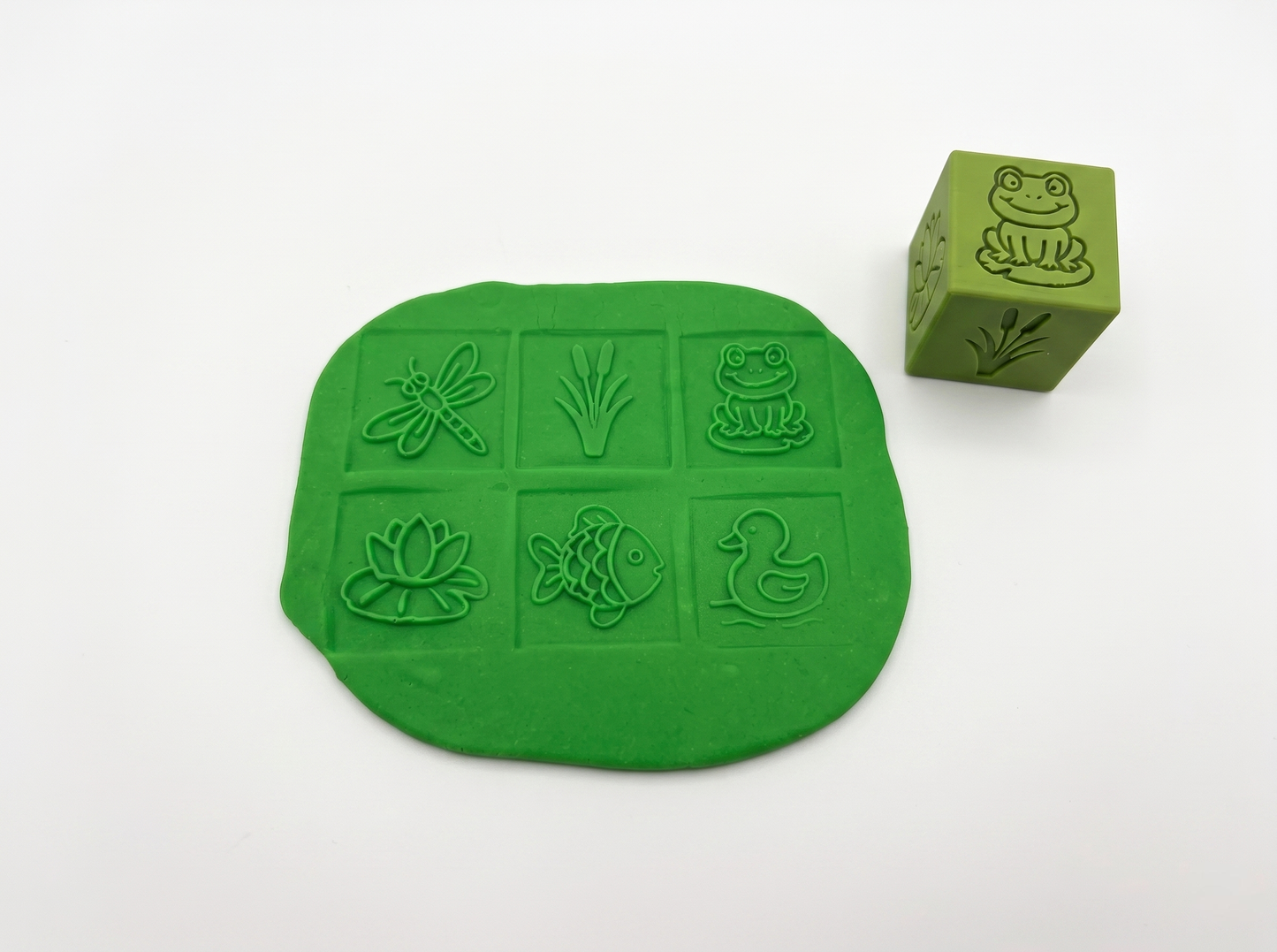 Cube à pate à modeler - grenouille
